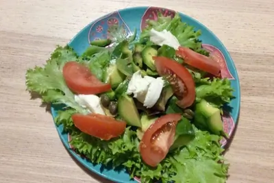 Салат с моцареллой, авокадо и каперсами