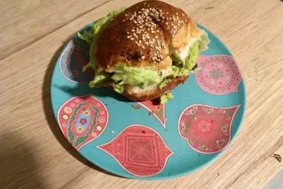 Бургер с треской с соусом из горошка и морской капусты