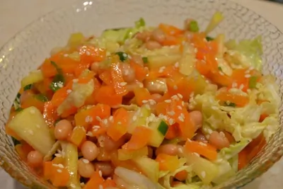 Салат с фасолью и яблоком