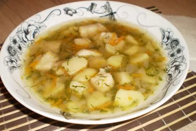 Уха из пангасиуса с зеленью укропа