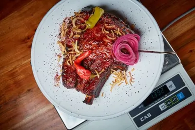 Говяжий стейк на кости с соусом барбекю