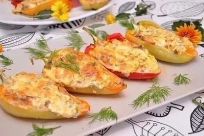 Болгарские перцы, фаршированные куриным фаршем с овощами и зеленью