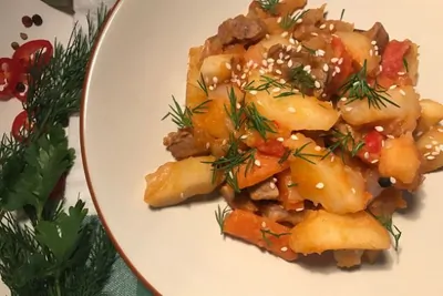 Тушёная картошка со свининой и лечо