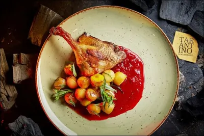 Утка с печеными яблоками, грушей и кизиловым соусом