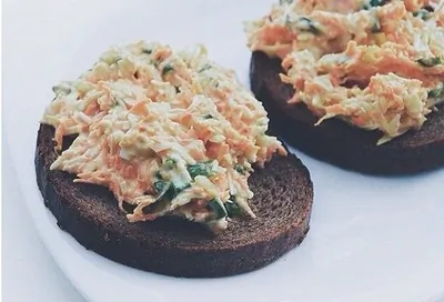 Диетические сэндвичи с морковью, яйцом и чесноком