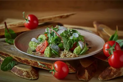 Салат с гуакамоле из авокадо с киноа и сладкими томатами