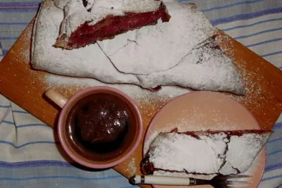 Штрудель из цельнозерновой муки с вишнево-яблочной начинкой