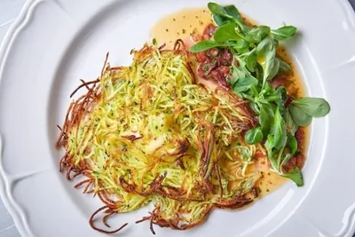 Мягкий молодой сыр в картофельной стружке