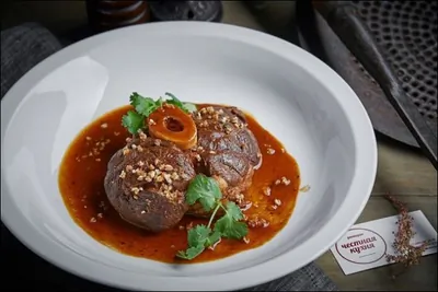 Говяжье оссобуко, томленное в соусе из томатов и красного вина