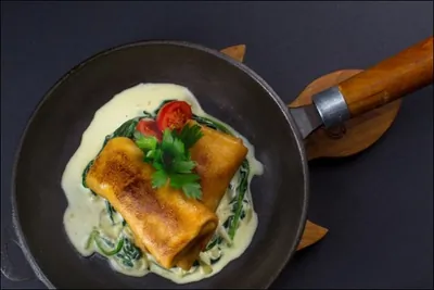 Блины с мясом и сливочно-шпинатным соусом