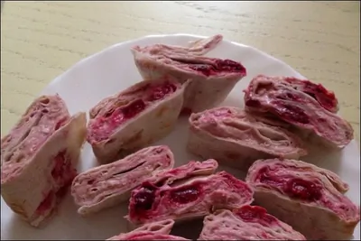 Творожно-вишнёвый рулет из лаваша
