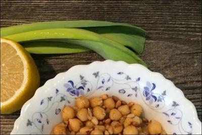 Нут с луком-пореем и кедровыми орешками