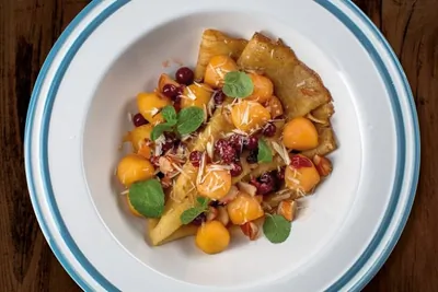 Блины с яблоком, клюквой и миндалем