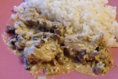 Куриное филе с шампиньонами в сметанном соусе