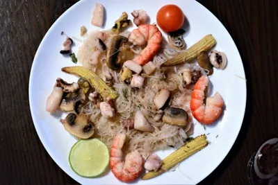 Вок из рисовой лапши с морепродуктами, шампиньонами и кукурузой