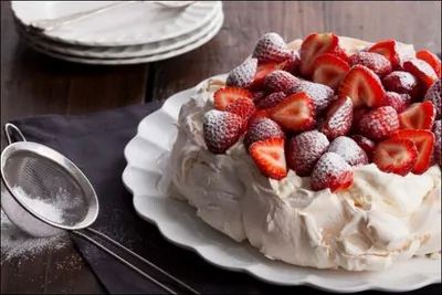 Торт-меренга с клубникой и взбитыми сливками