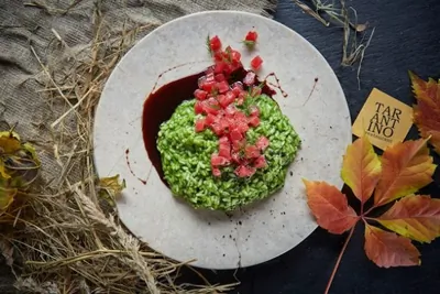 Ризотто со шпинатом, голубым тунцом и соусом из Порто и терияки