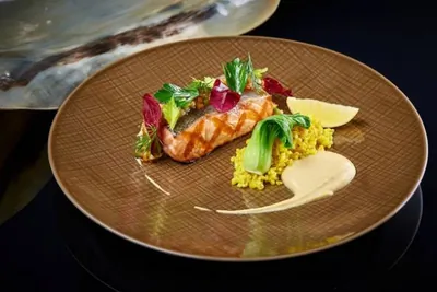 Лосось с хумусом, пак — чой и экзотическим соусом Вьерж