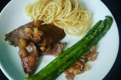 Индейка с яблоками и спаржей