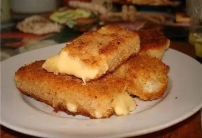 Жареный сулугуни с острой шпинатной пастой