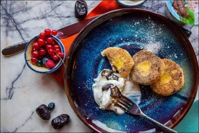 Сырники с кукурузной мукой, орехами и финиками