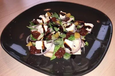 Салат с вяленными томатами и шампиньонами в итальянском стиле