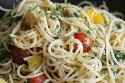 Паста с помидорами черри, базиликом и чесноком