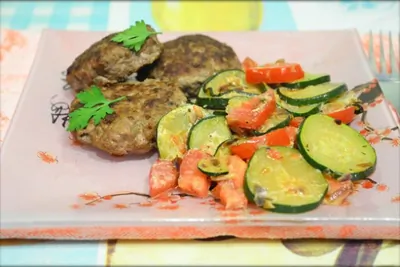 Пикантные котлеты с тушеными кабачками