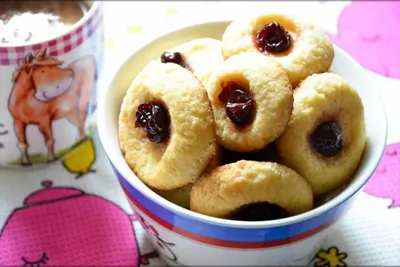 Рисовое печенье с вишней