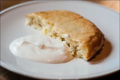 Творожная запеканка с манкой и изюмом