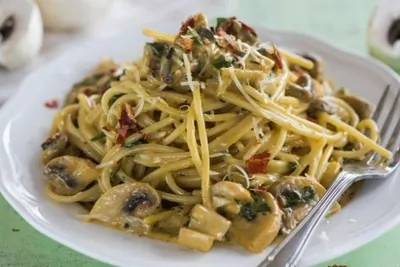 Паста с шампиньонами, чили и петрушкой