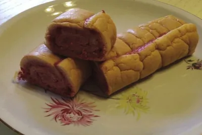 Диетический бисквитный рулет с малиновой начинкой