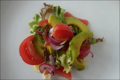 Салат из авокадо и овощей