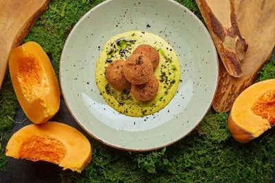 Хрустящие шарики аранчини с соусом карри