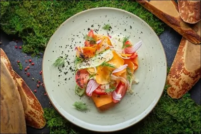 Салат из свежих овощей с оливковым маслом