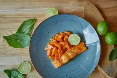 Лосось под чили-медовым соусом с карамелизированной морковью