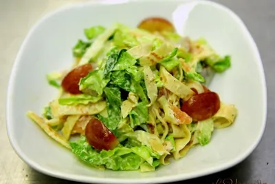 Итальянский салат с русским блинчиком