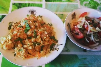 Плов с курицей, нутом и изюмом