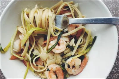 Спагетти с креветками и черемшой