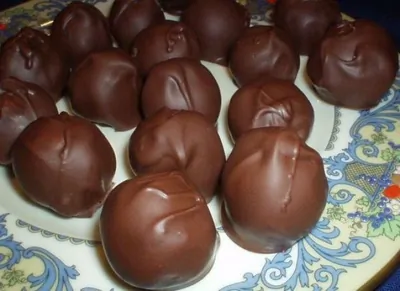 Миндальные конфеты с вишней