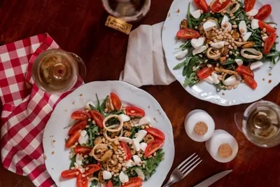 Салат с мидиями и кедровыми орешками