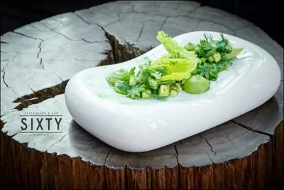 Салат из зеленых овощей смуссом из брокколи и васаби