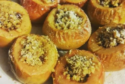 Яблоки печеные с клюквой, медом и орехами