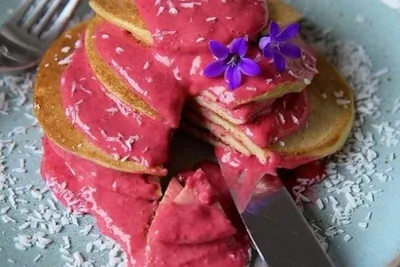 Оладьи с малиновым и манговым соусами