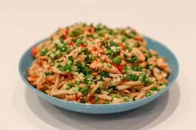 Лапша удон с куриным филе и болгарским перцем под соусом терияки