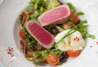Салат нисуаз со свежим тунцом и яйцом пашот
