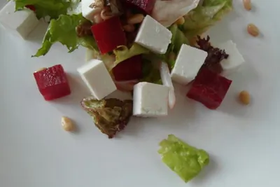 Салат с рассольным сыром и свеклой