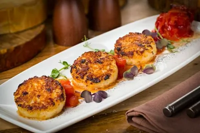 Котлеты из гребешка с томатным соусом