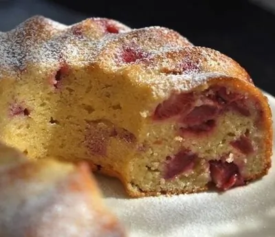 Манный пирог с клубникой