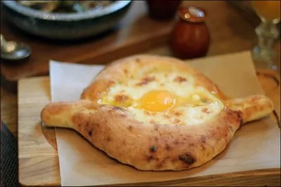 Хачапури по-аджарски с сулугуни и моцареллой